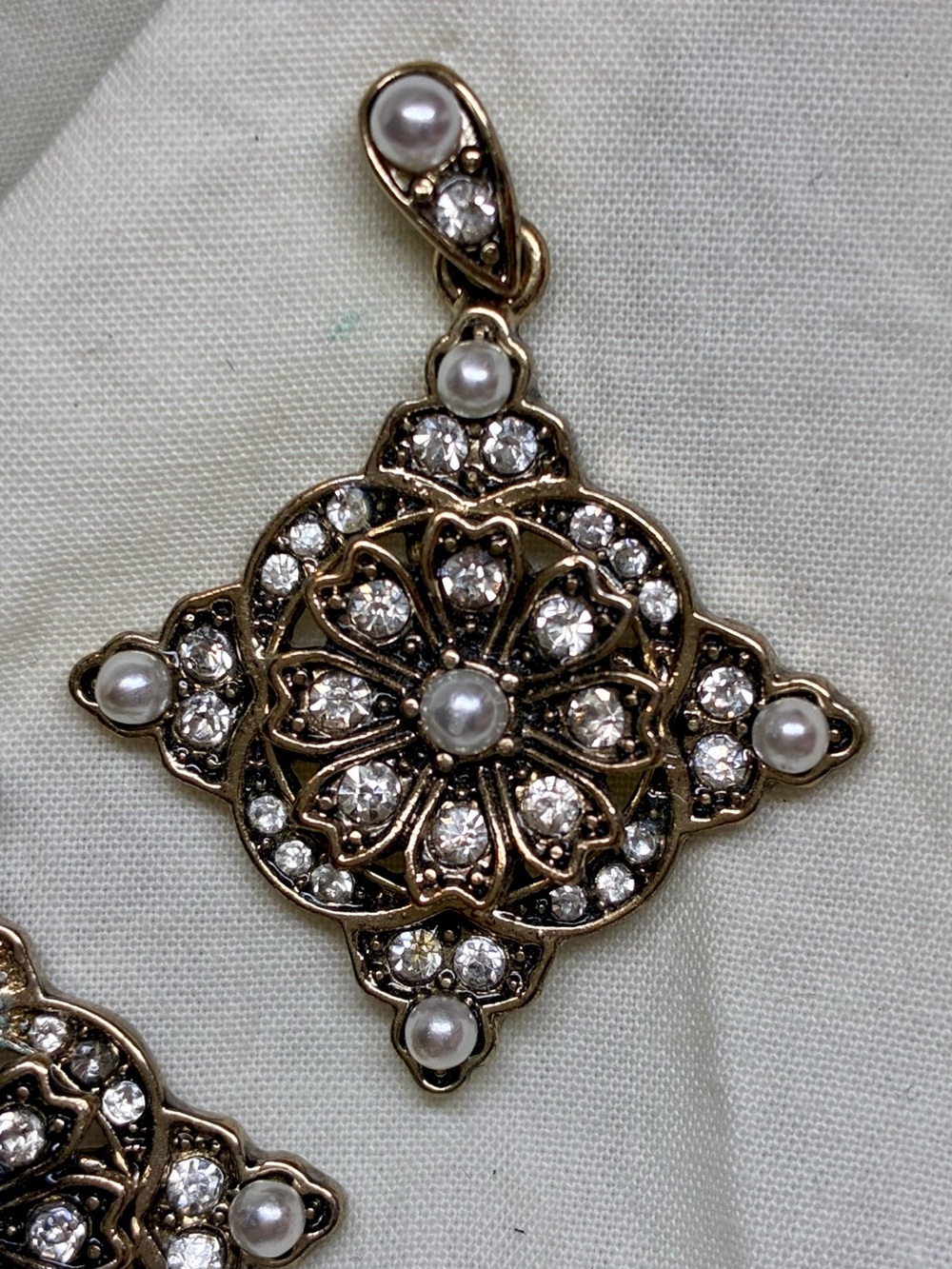 NWOT Anthropologie Window Pendant Gold-Tone Drop Earrings with Pearl Accents